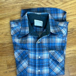 Men’s Vintage Pendleton wool plaid button up shirt medium, great condition.